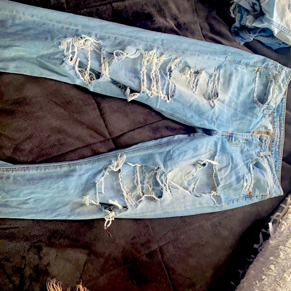 Distressed American Eagle size 6 jeans ! Very cute